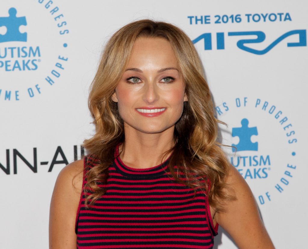 Giada De Laurentiis, personnalité de Food Network, porte un chemisier rouge et noir sans manches sur cette photo.