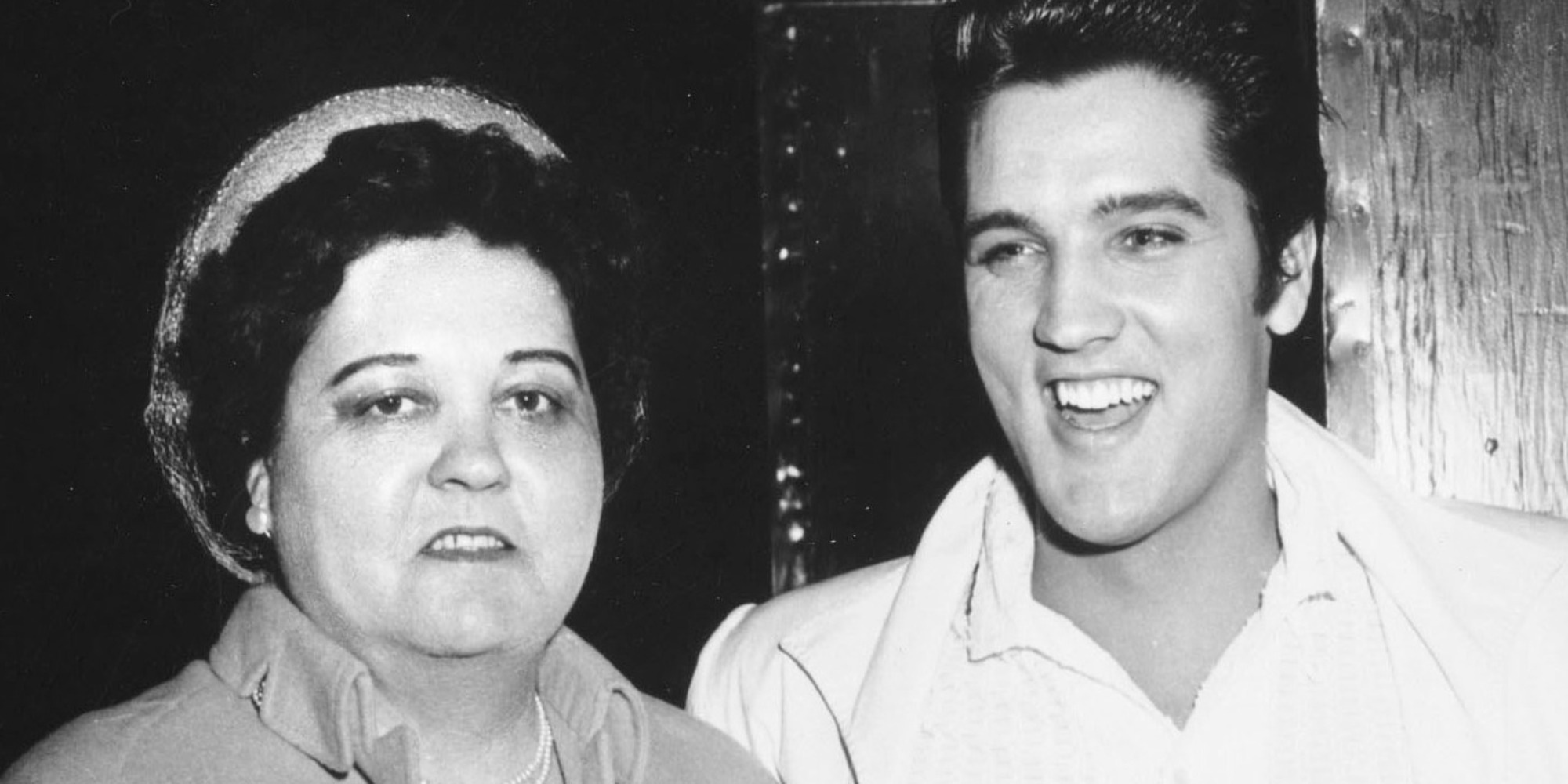 Gladys et Elvis Presley dans une photographie posée.