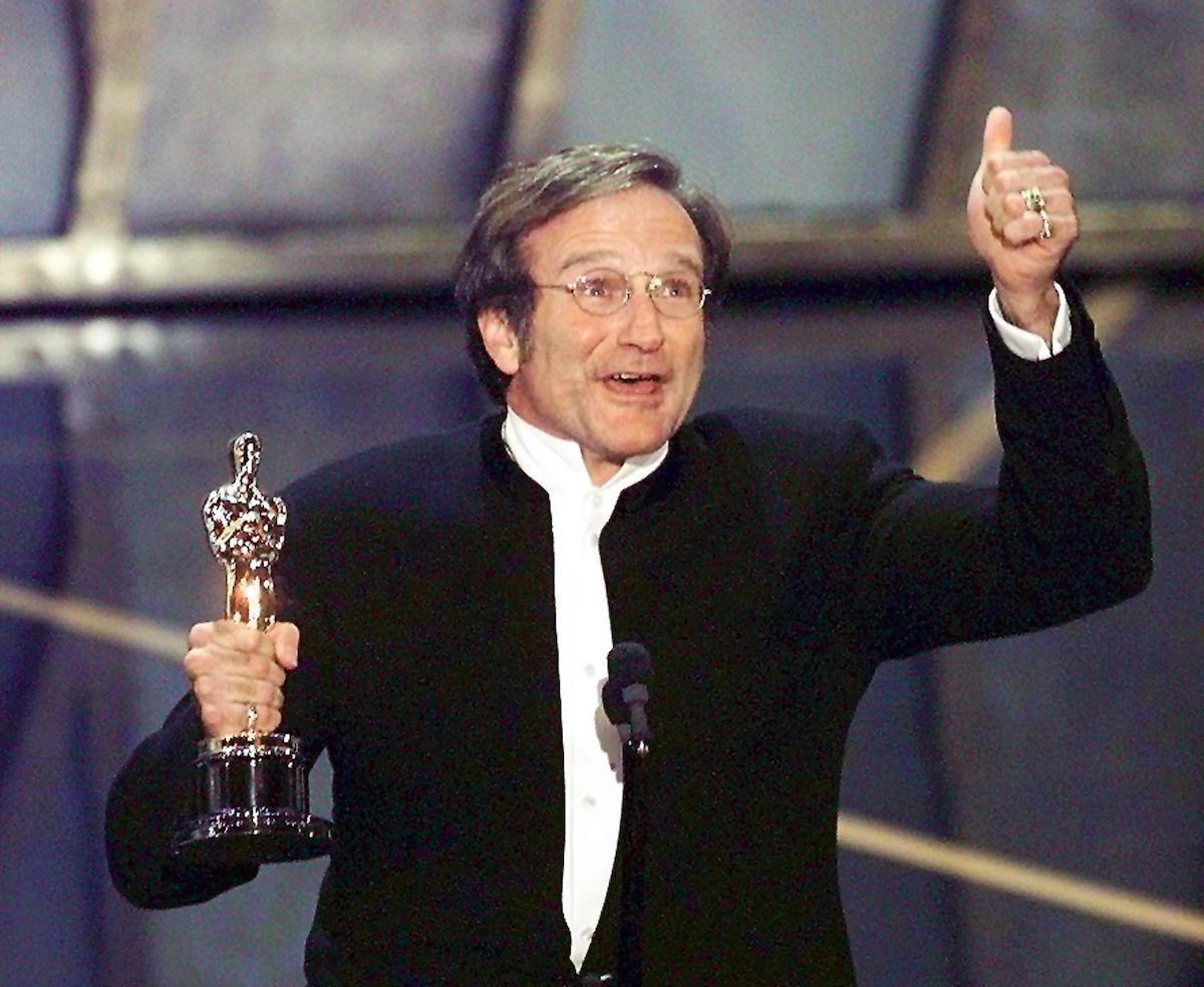 Robin Williams brandit son Oscar et lève le pouce