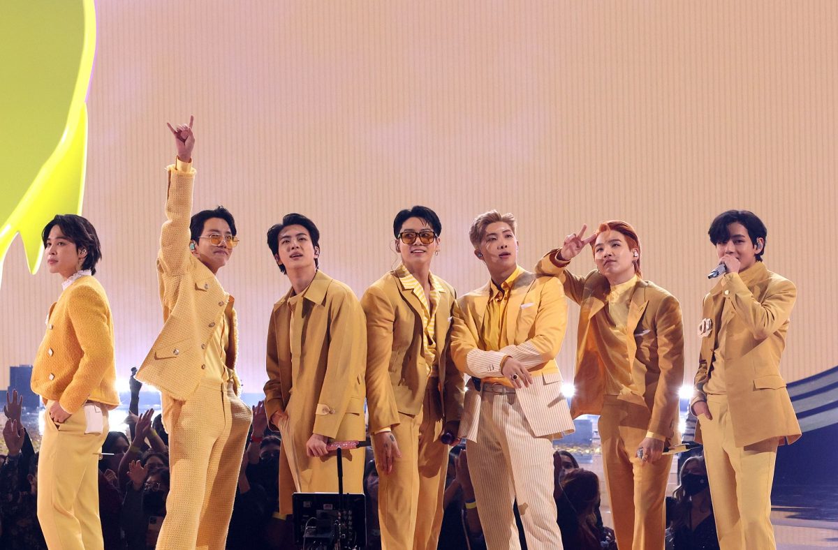 Jimin, J-Hope, Jin, Jungkook, RM, Suga et V de BTS se produisent lors des American Music Awards 2021