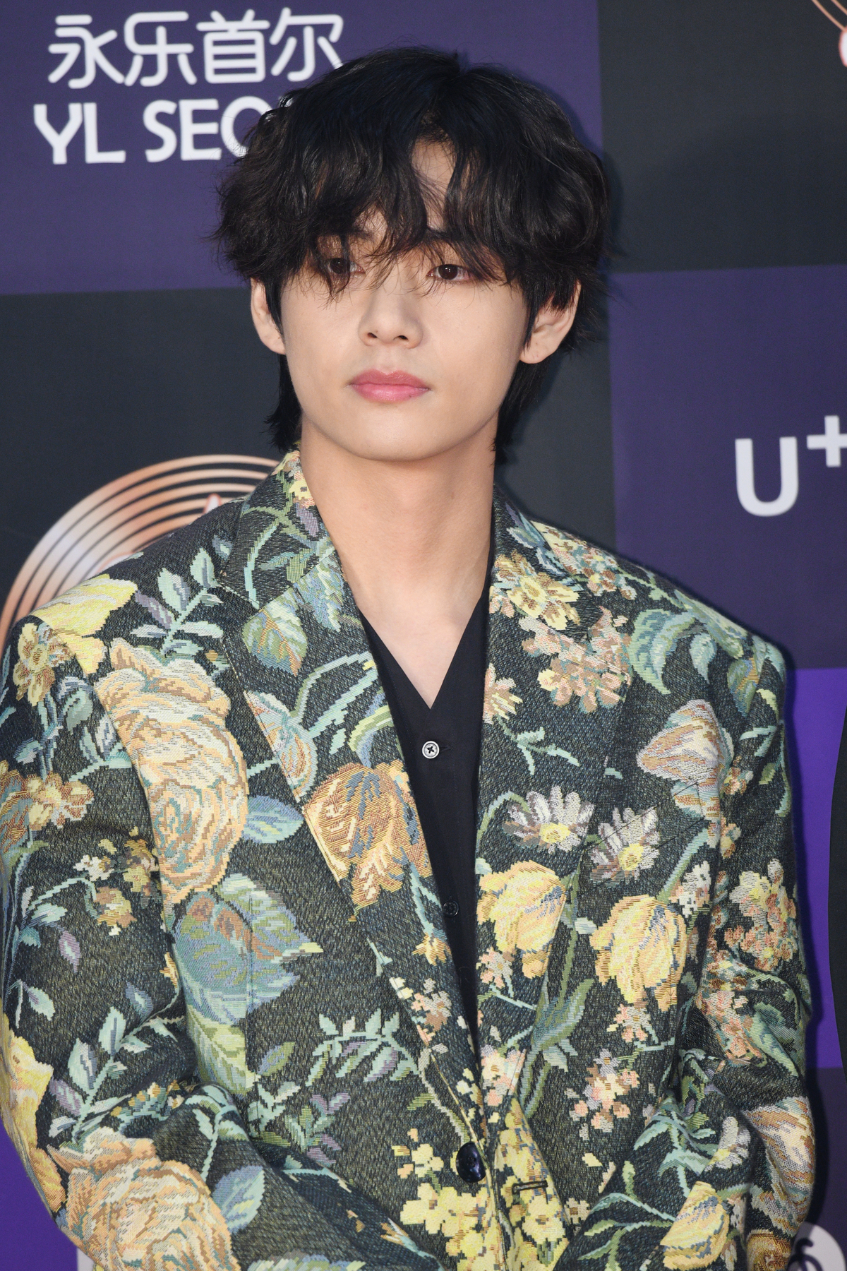 Le membre du BTS, V, a l'air sérieux alors qu'il pose sur le tapis rouge des Golden Disc Awards à Séoul, en Corée du Sud.