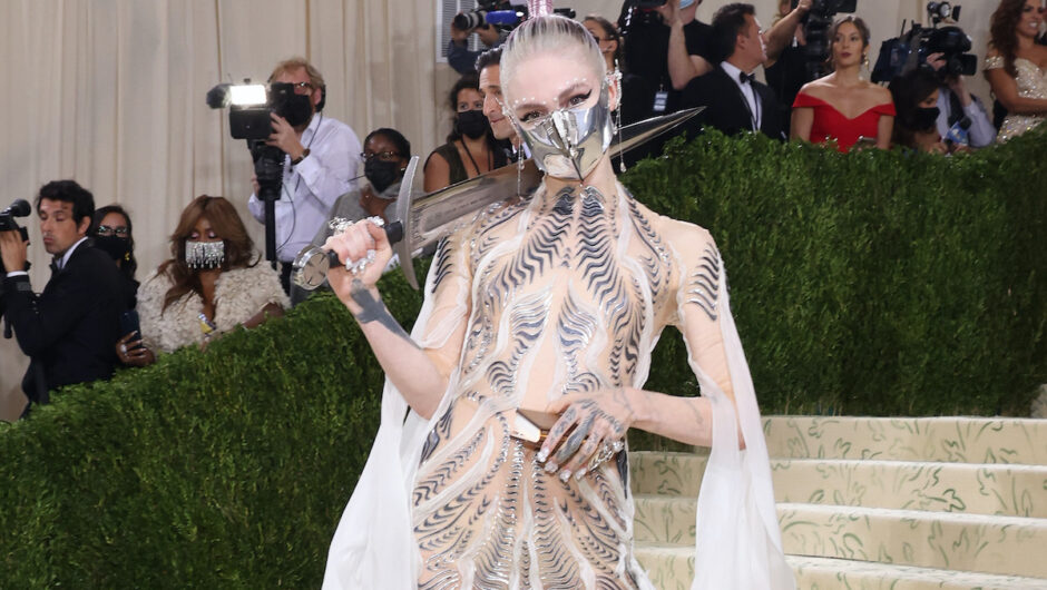 Grimes veut être « totalement couvert » de tatouages ​​extraterrestres