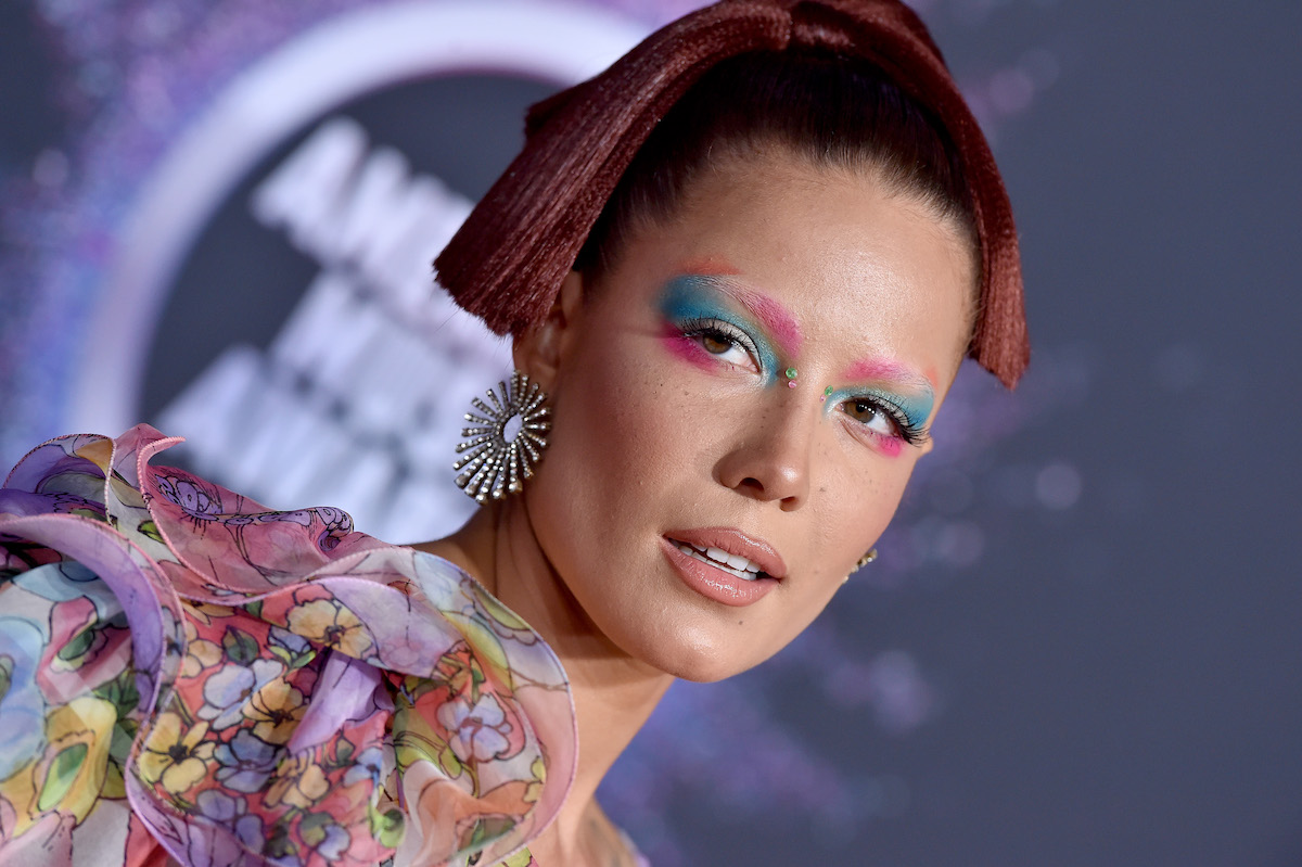 Halsey pose en maquillage rose et bleu lors d'un événement.