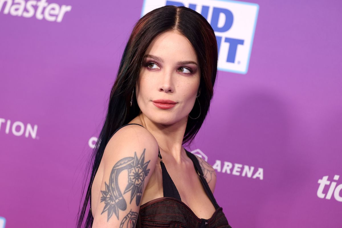 Halsey pose lors d'un événement.