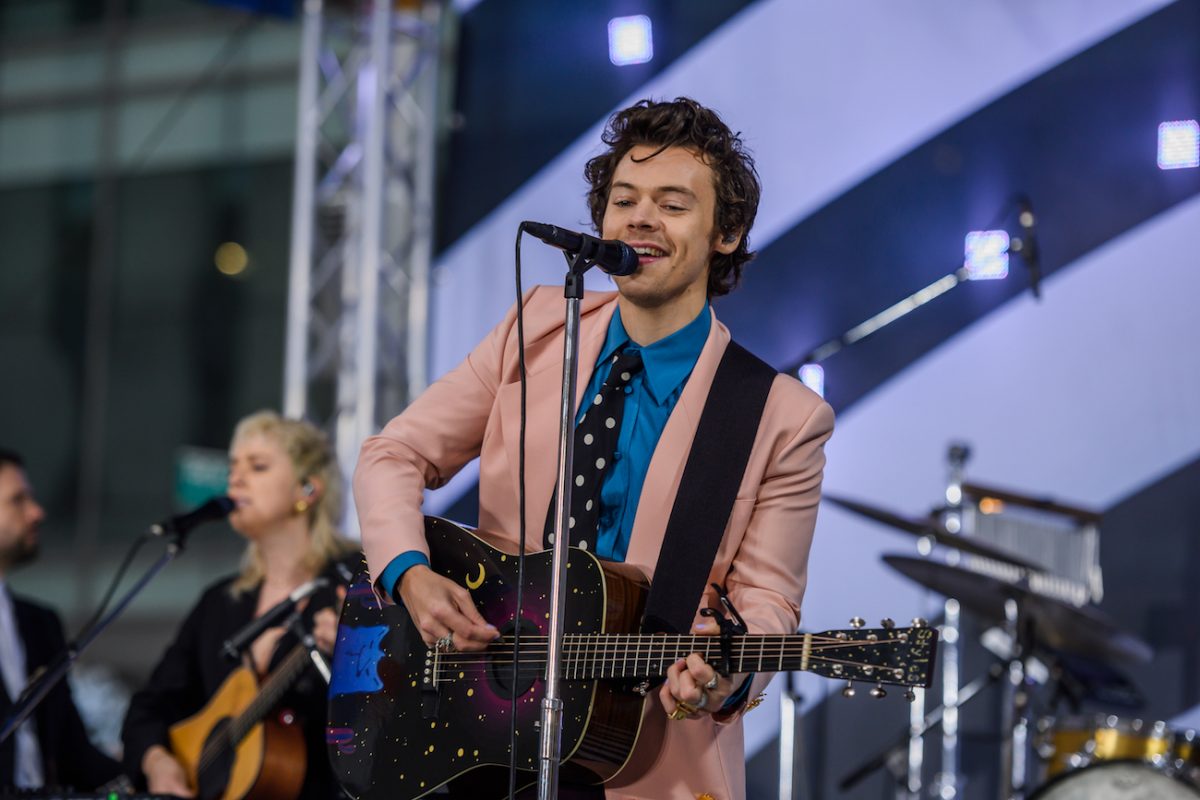 Harry Styles se produisant dans un costume rose lors du 'Today Show' en 2020.