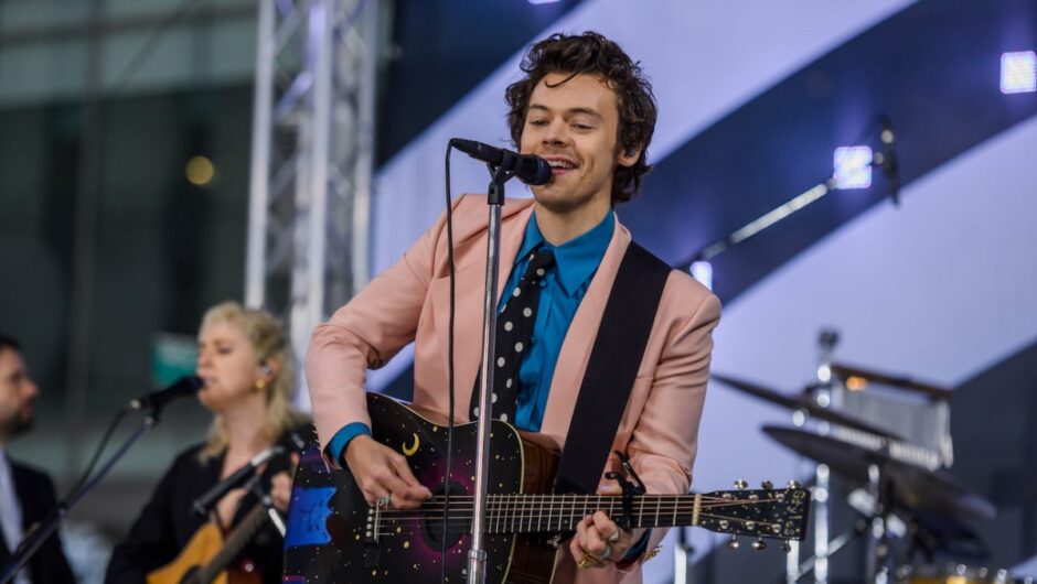 Harry Styles dit que « Adore You » est comme « Brown Eyed Girl » de Van Morrison ou « Let&rsquo;s Dance » de David Bowie