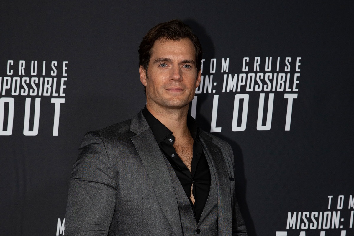Henry Cavill posant en portant un costume argenté.