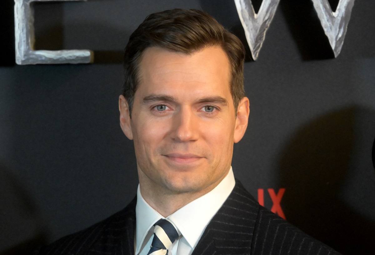 Henry Cavill souriant en portant un costume.