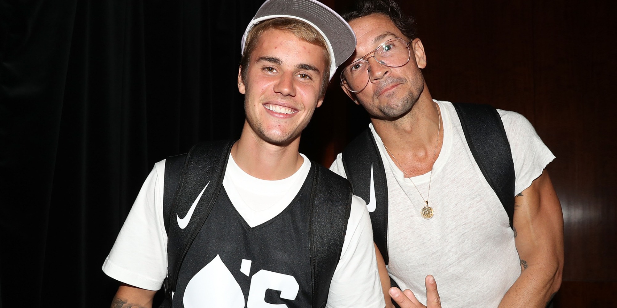 Justin Bieber et Carl Lentz posent pour les photographes.