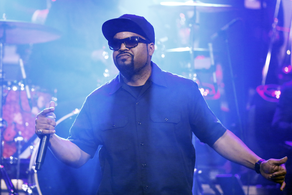 Ice Cube s'habille en noir et se produit sur scène