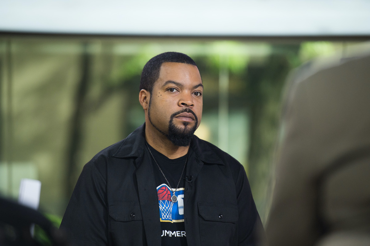 Ice Cube porte une veste noire sur un t-shirt
