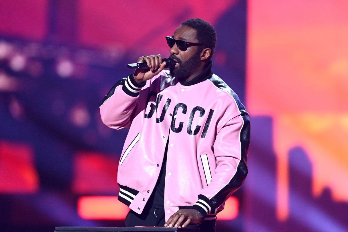 Idris Elba tient un microphone sur scène lors des BRIT Awards 2022