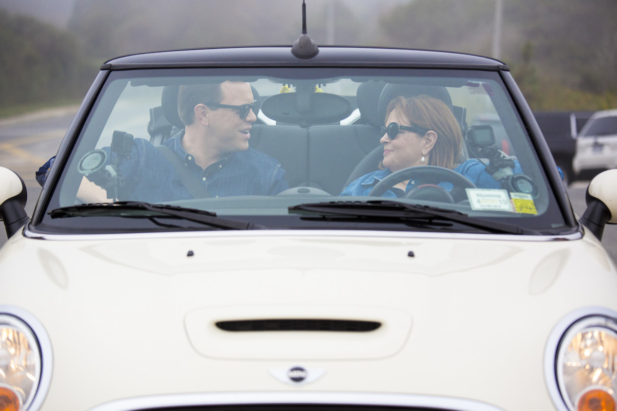 Willie Geist et Ina Garten sont assis sur le siège avant de la Mini Cooper d'Ina Garten
