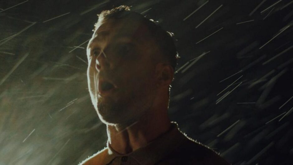Critique du film « C&rsquo;est en nous tous » [SXSW 2022]: Cosmo Jarvis excelle dans un drame décevant