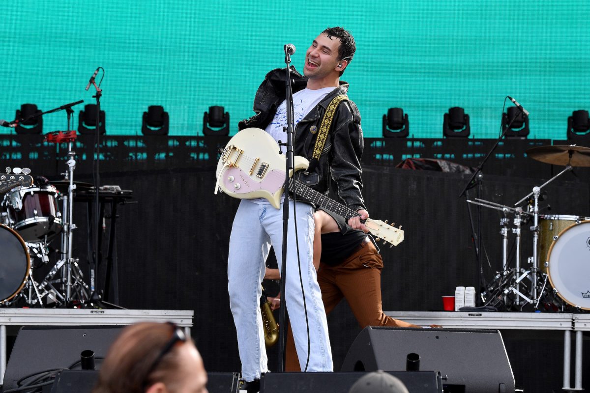 Jack Antonoff de Bleachers se produit sur scène lors du festival Audacy Beach