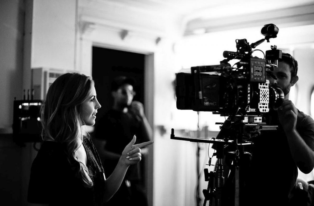 Une photo en noir et blanc du producteur Jamee Ranta sur le plateau