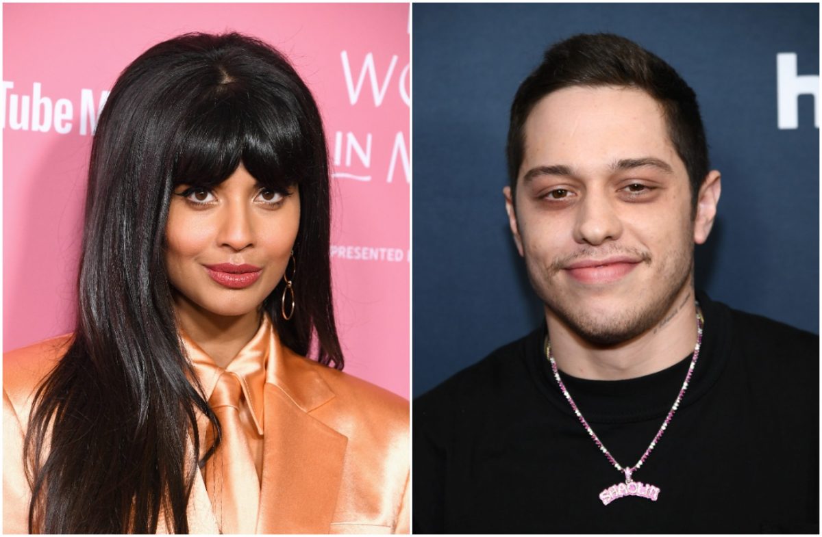 Jameela Jamil portant une tenue orange clair devant un fond rose, Pete Davidson portant une chemise noire devant un fond bleu foncé