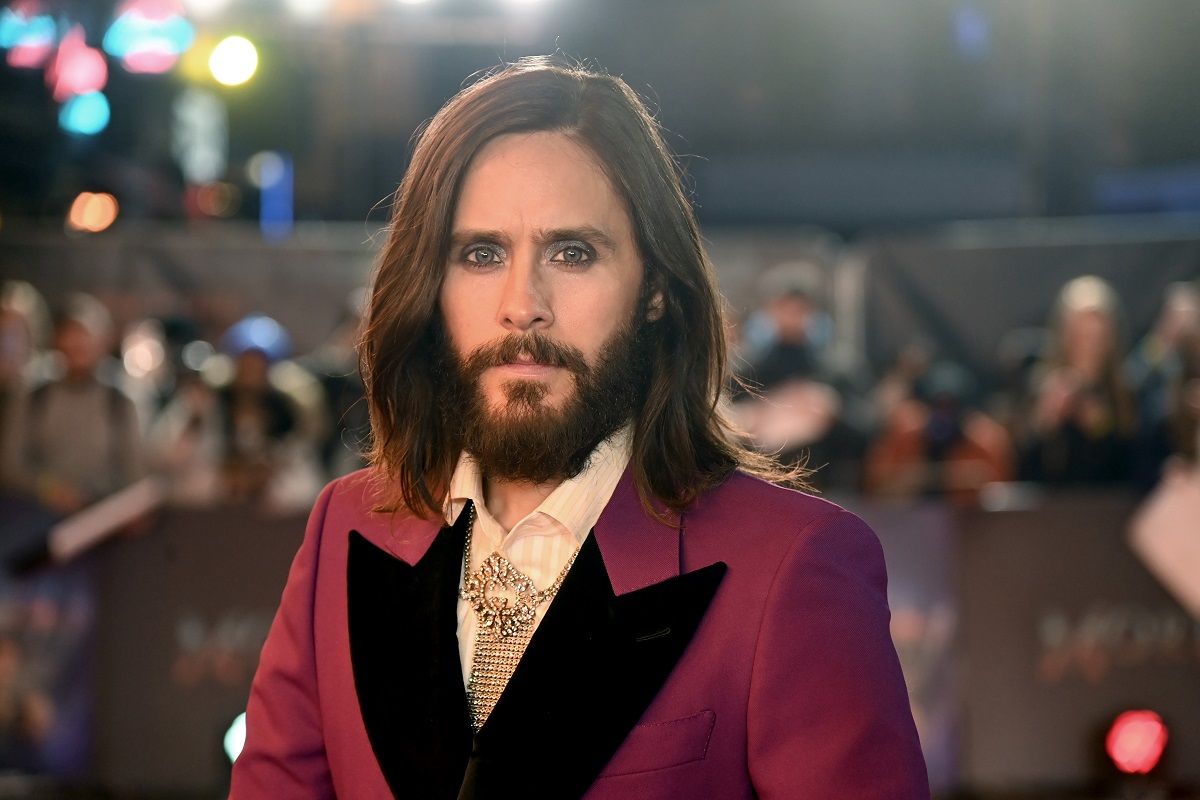 Jared Leto posant en portant un costume violet.