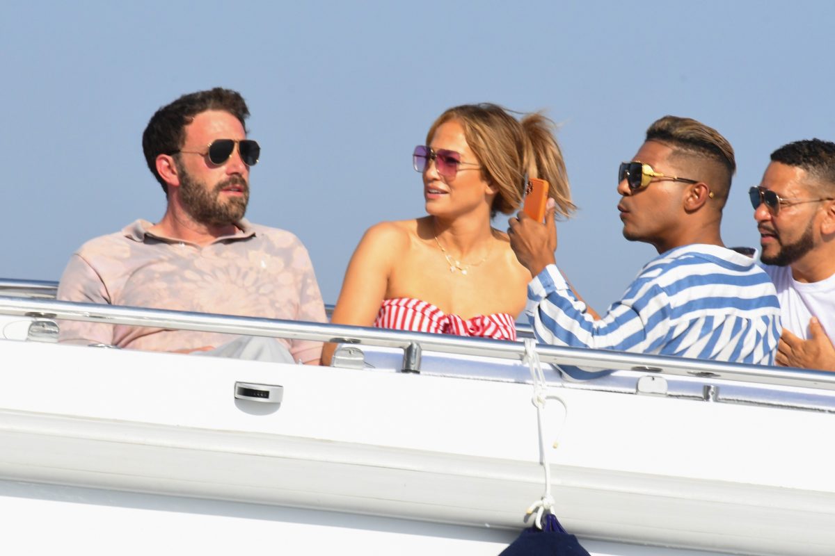Ben Affleck et Jennifer Lopez se détendent dans leur bateau. 