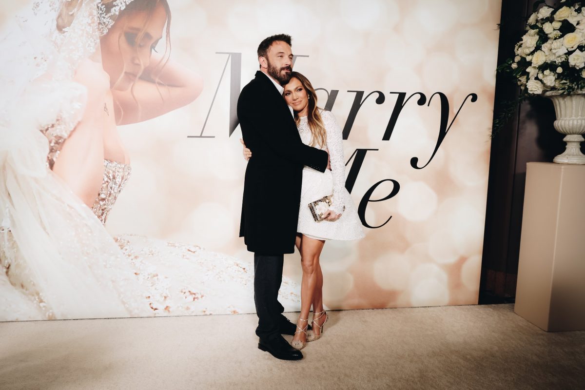 Jennifer Lopez et Ben Affleck posent sur le tapis rouge à l'avant-première de son film Marry Me. 