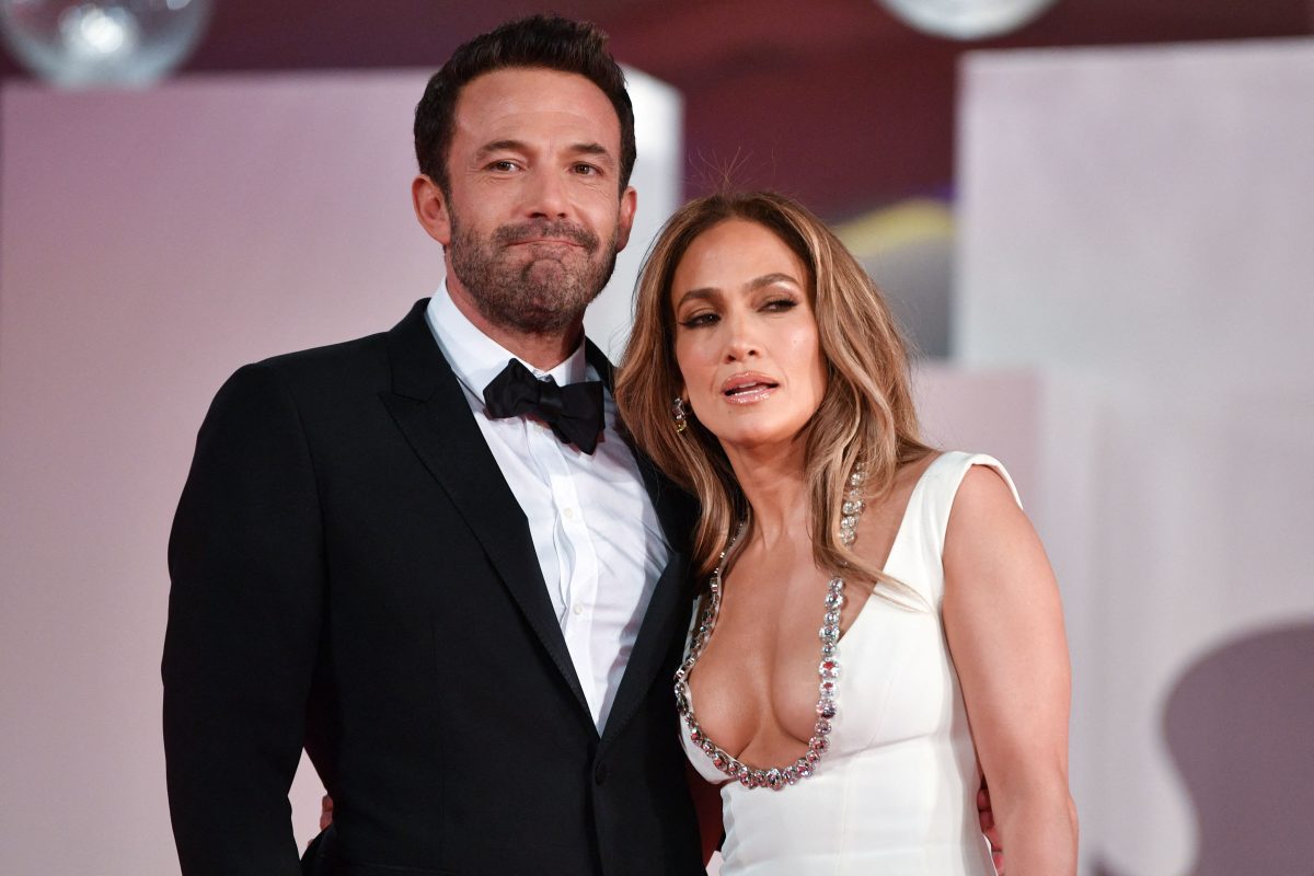 Ben Affleck et Jennifer Lopez posent sur le tapis rouge.