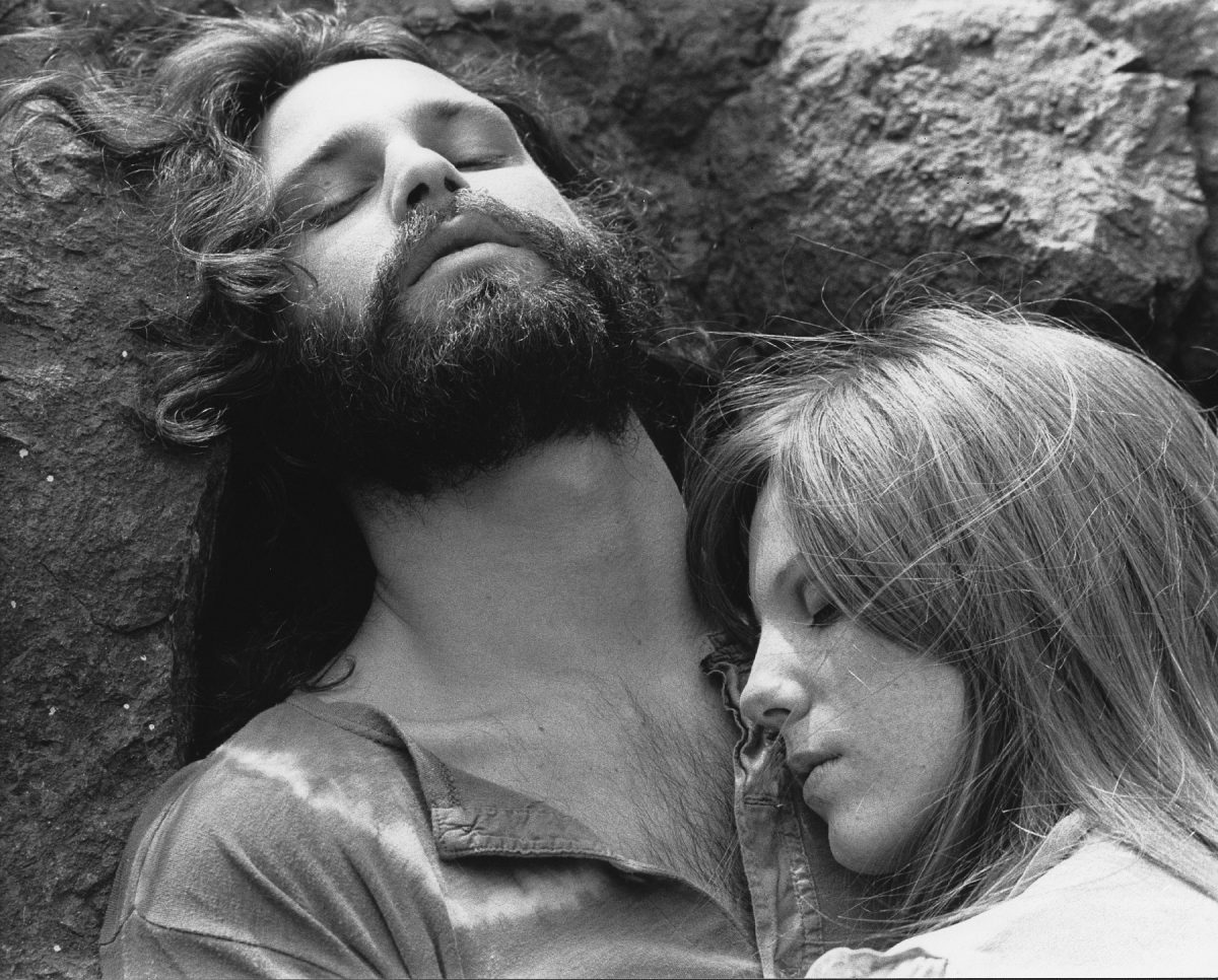 Jim Morrison de The Doors est photographié avec Pamela Courson dans une photo d'archive