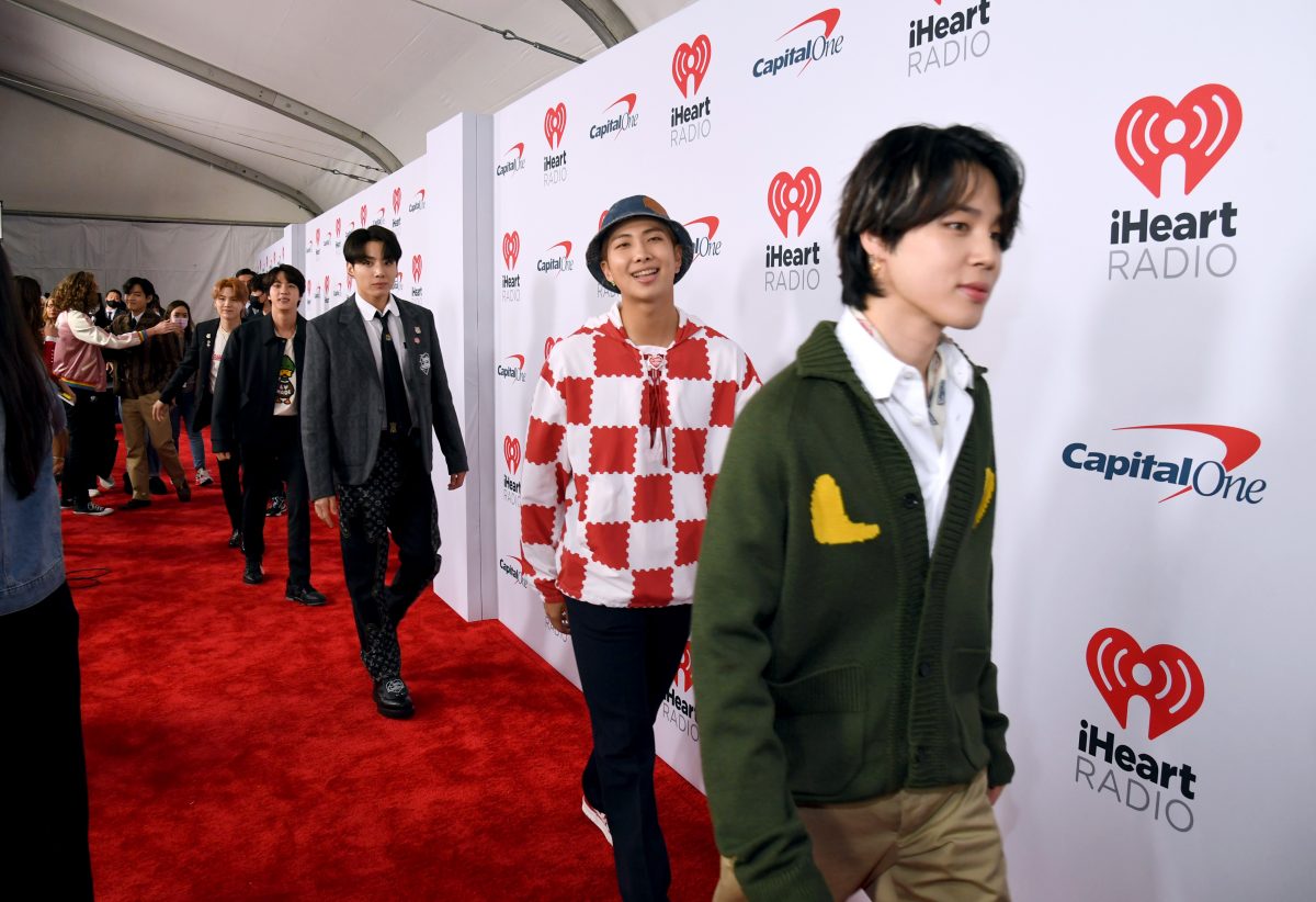V, Suga, Jin, Jungkook, RM et Jimin de BTS assistent au Jingle Ball 2021 d'iHeartRadio 102.7 KIIS FM