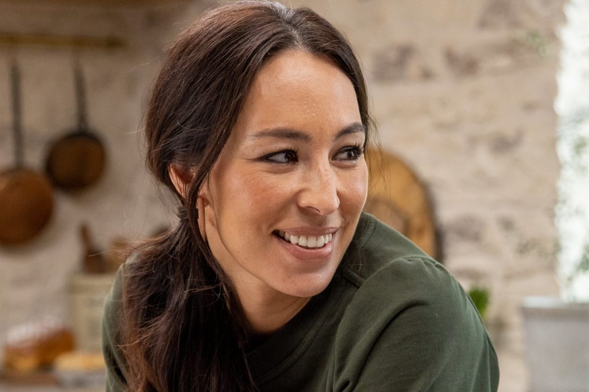 Joanna Gaines se tourne vers le côté et sourit sur le tournage de 
