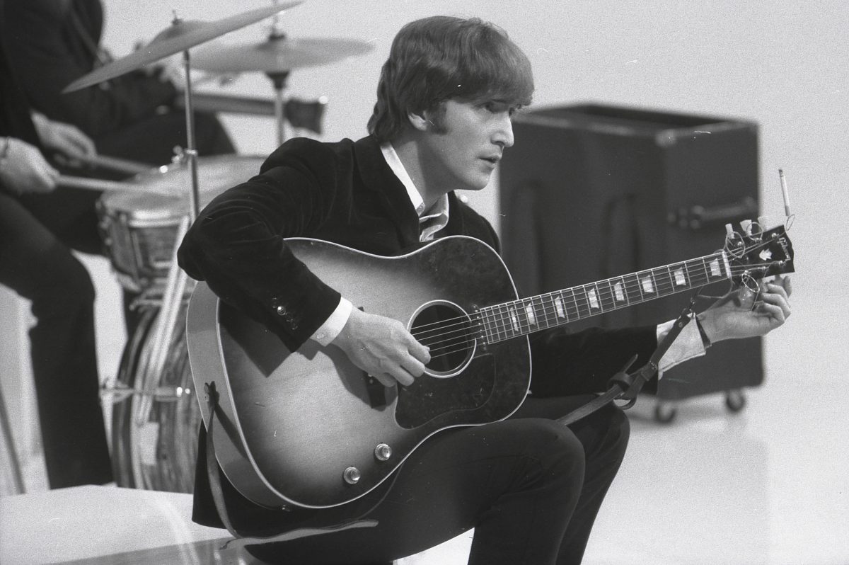 John Lennon des Beatles avec une guitare