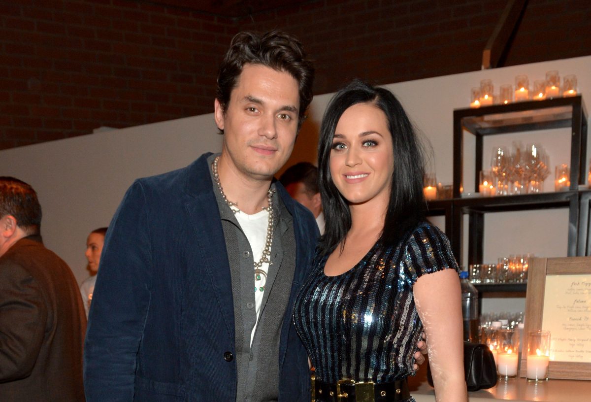 John Mayer et Katy Perry debout près de bougies allumées