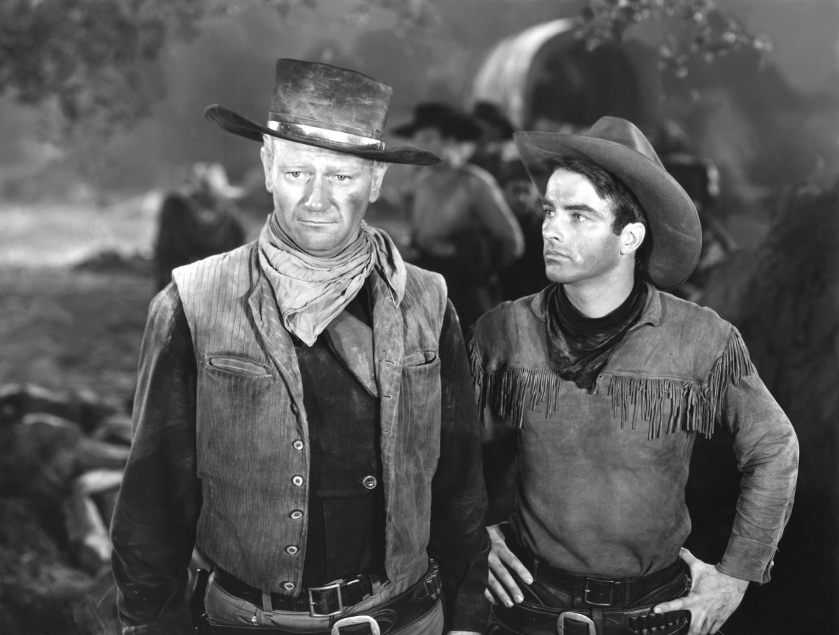 Les acteurs de 'Red River' John Wayne dans le rôle de Thomas Dunson et Montgomery Clift dans le rôle de Matt Garth sur le plateau portant des vêtements western d'époque