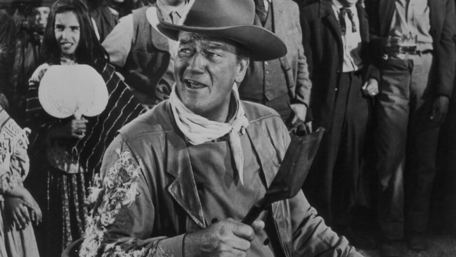 John Wayne a qualifié ses cascadeurs de  » poulets *** s  » à propos du  » McLinTock!  »  Scène de boue