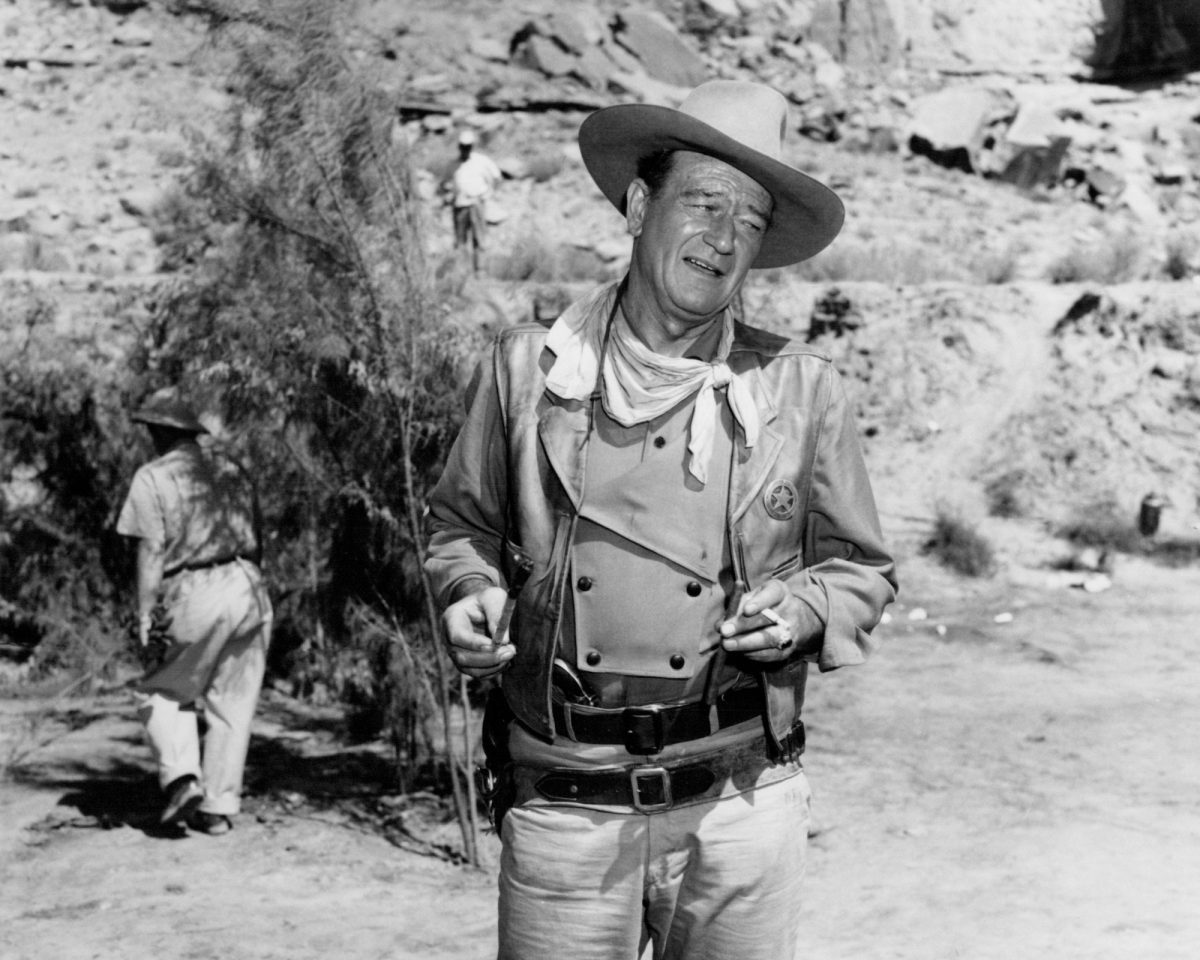 L'acteur oscarisé John Wayne tenant une cigarette
