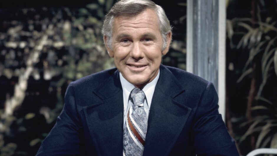 Comment Johnny Carson a ruiné la tradition du gâteau aux fruits avec certaines de ses blagues les plus mémorables