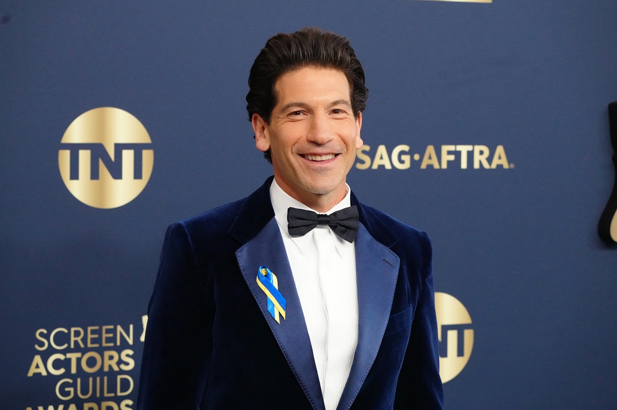 Jon Bernthal souriant tout en portant un costume.