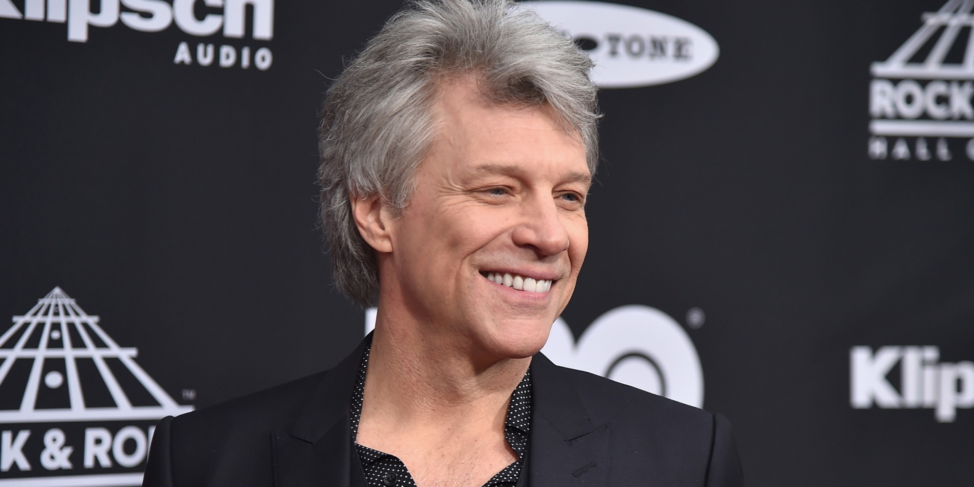 Jon Bon Jovi sur le tapis rouge de la cérémonie d'intronisation au Rock and Roll Hall of Fame.