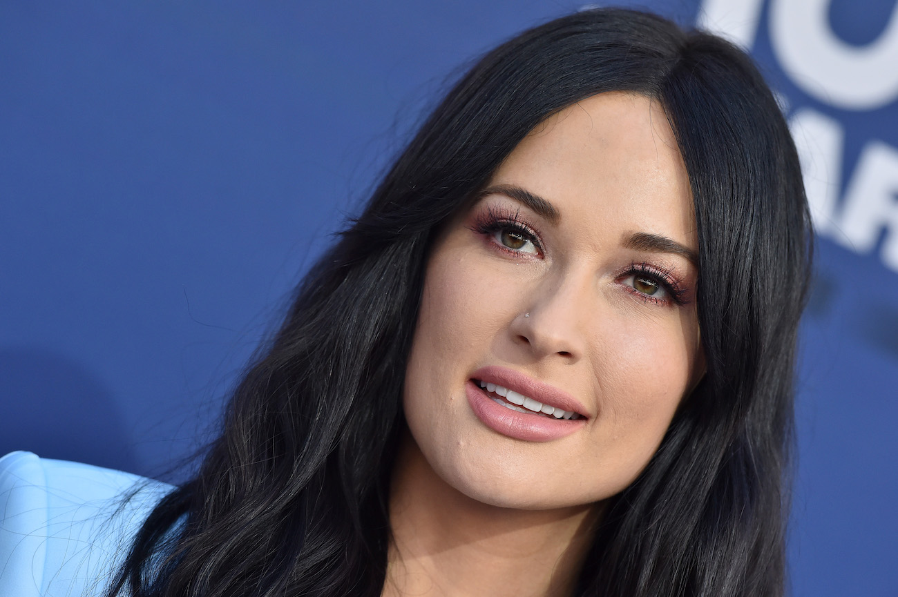 Kacey Musgraves regarde, gros plan