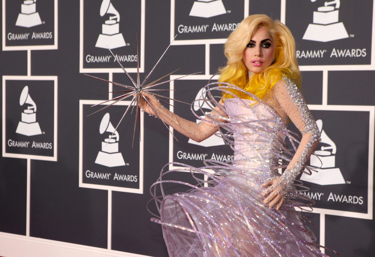 Lady Gaga aux cheveux jaunes