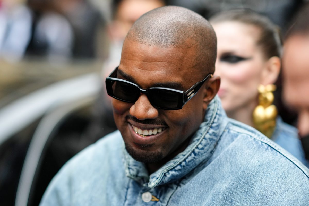 Ye (Kanye West) est vu, devant Kenzo, pendant la Fashion Week de Paris