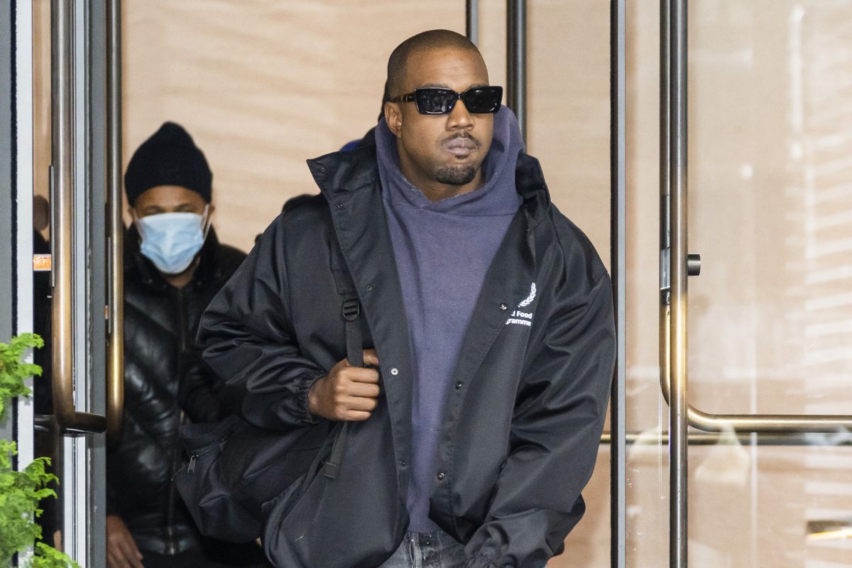 Kanye West est vu à Chelsea, New York, vêtu d'un sweat à capuche et d'une veste noire