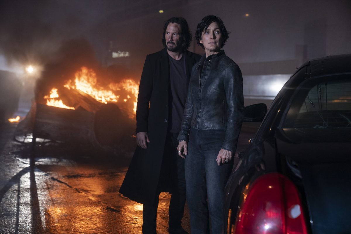 Keanu Reeves et Carrie-Anne Moss regardent les rues en flammes dans