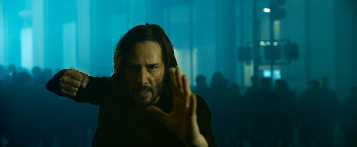 Keanu Reeves retire son poing dans