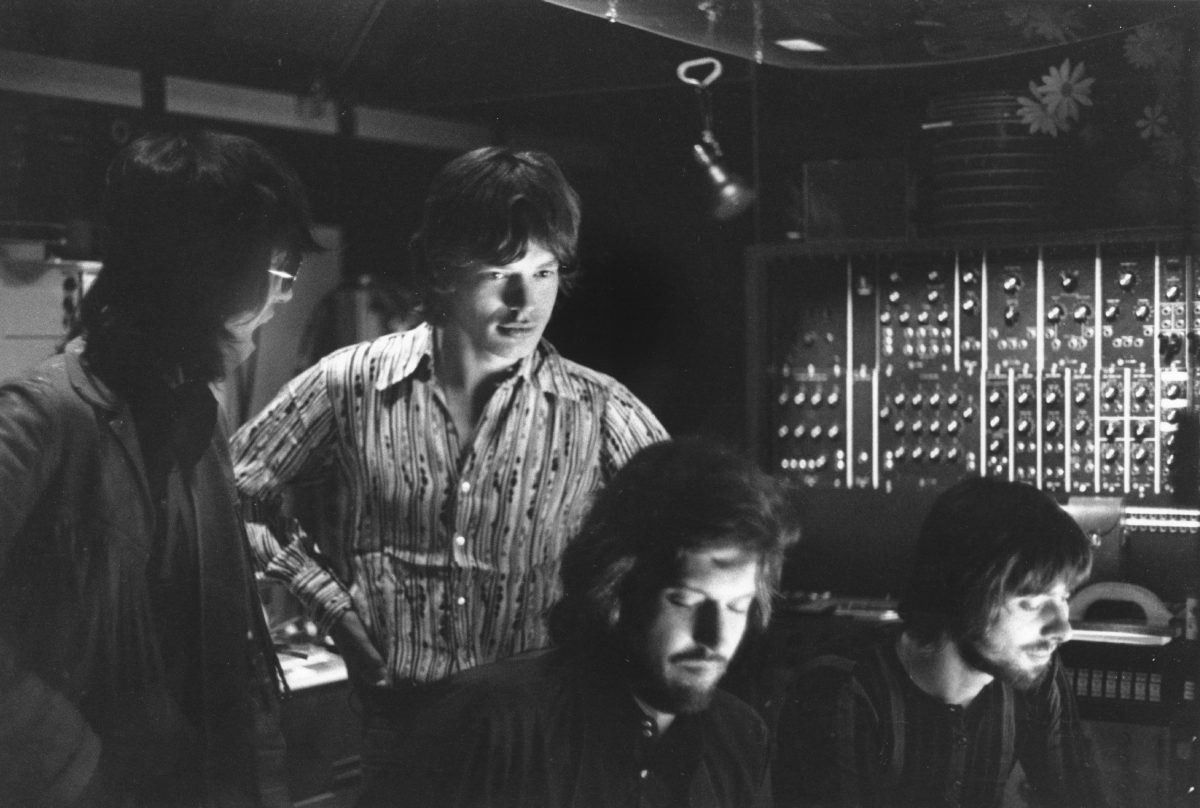 Mick Jagger des Rolling Stones et d'autres dans un studio