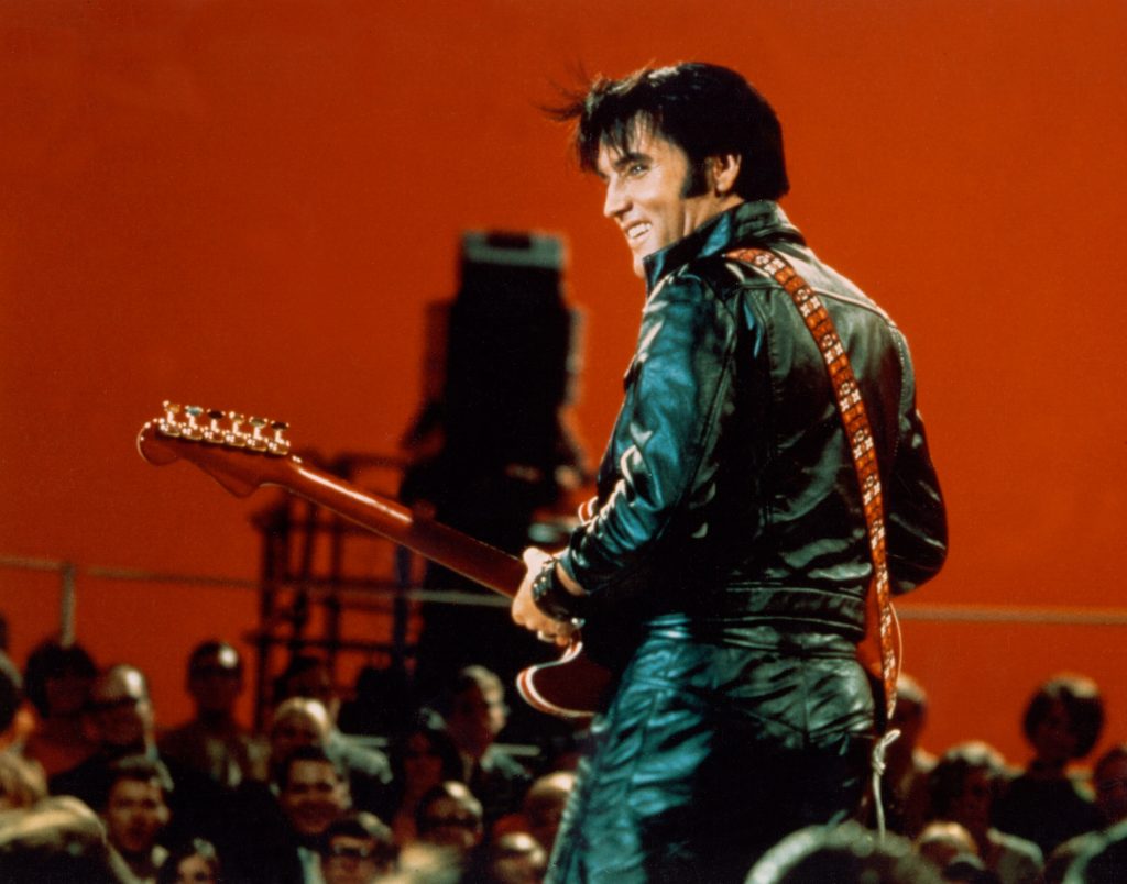 Elvis Presley avec une guitare