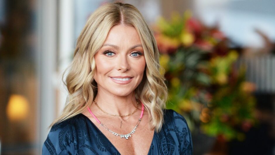 Kelly Ripa plaisante en disant qu&rsquo;elle porte un masque plus souvent qu&rsquo;un soutien-gorge