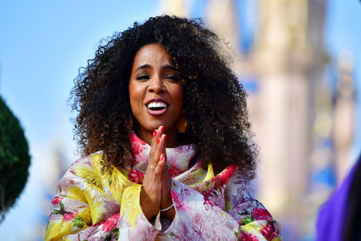 Kelly Rowland sourit en photo