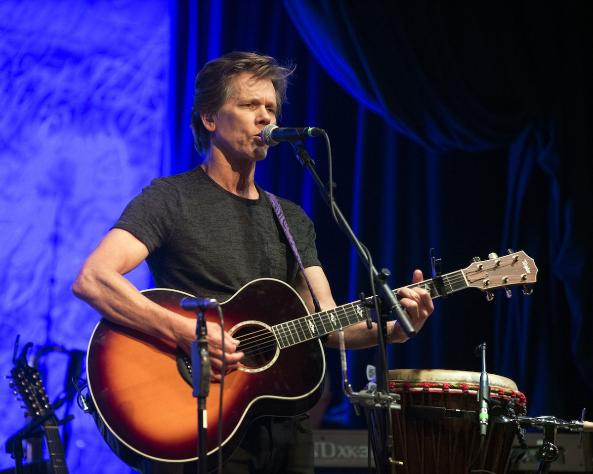 Kevin Bacon se produisant à New York en 2019.