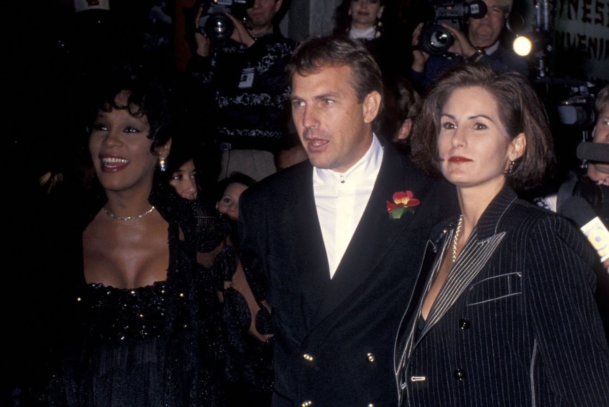 Whitney Houston pose avec Kevin Costner et sa femme sur le tapis rouge