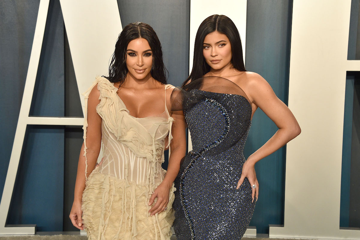 Kim Kardashian et Kylie Jenner posent ensemble lors d'un événement.