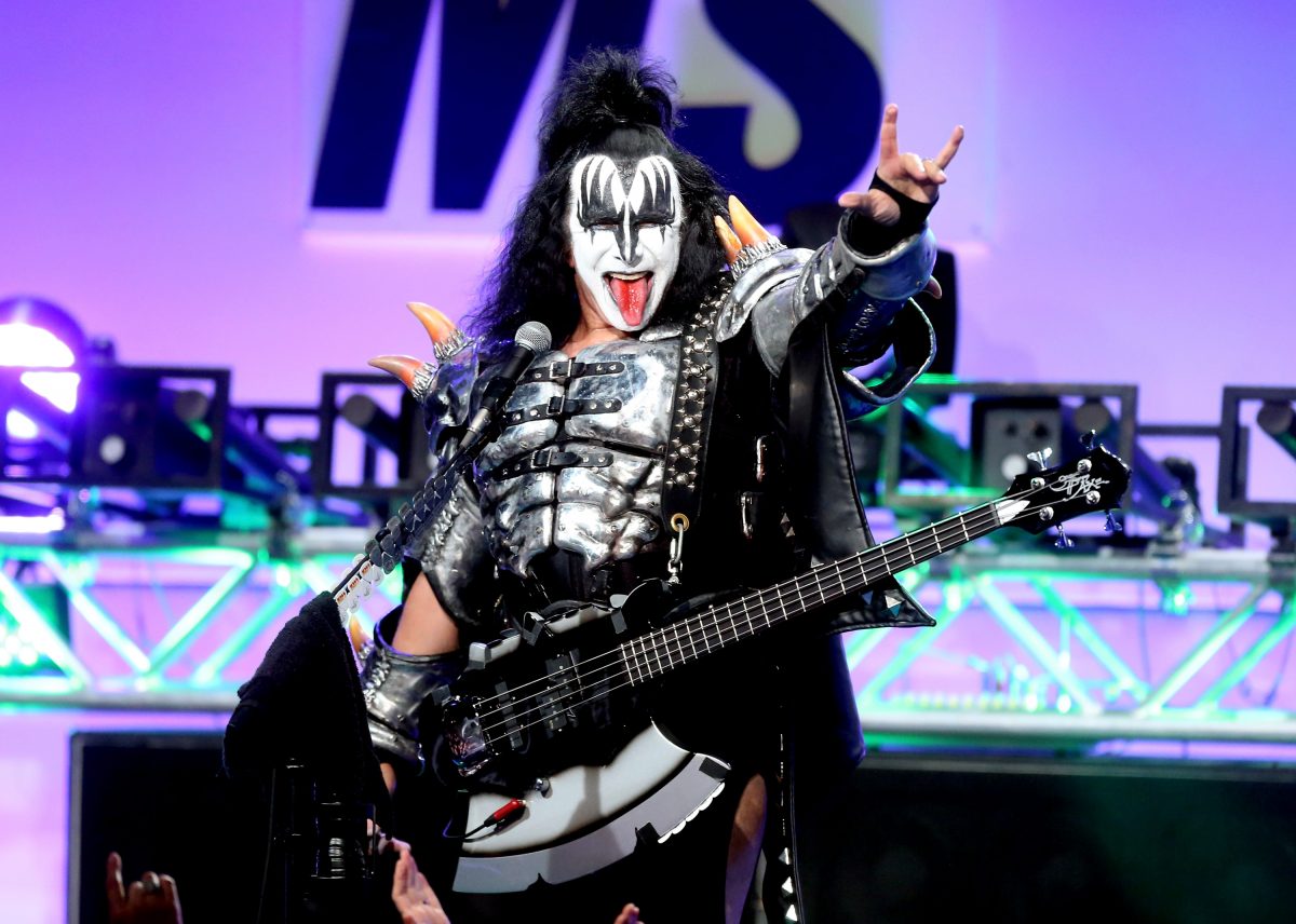 Gene Simmons de Kiss avec une guitare